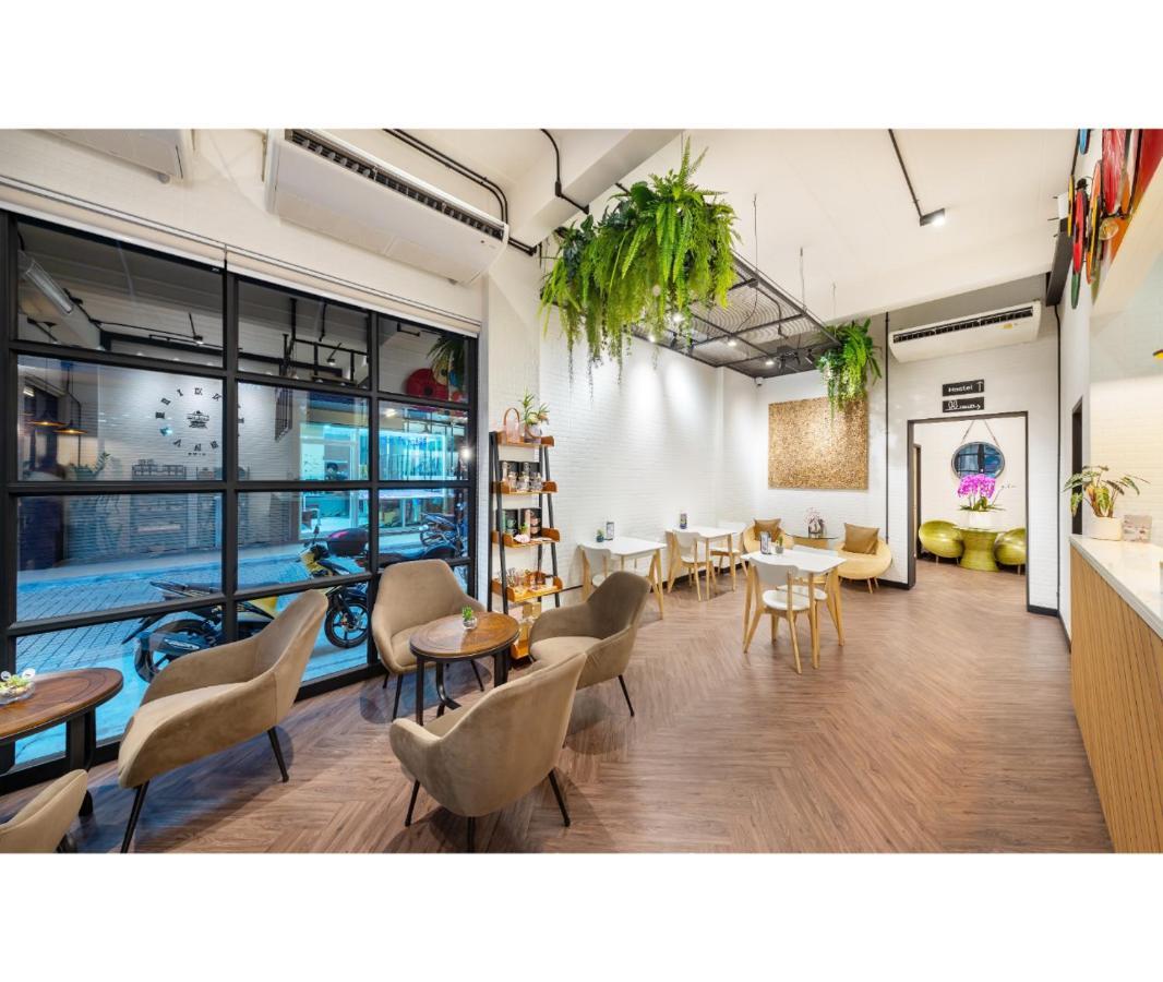 Siam Subway Hostel And Cafe Bangkok Exterior photo
