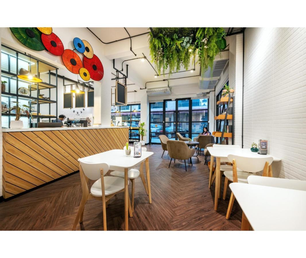 Siam Subway Hostel And Cafe Bangkok Exterior photo