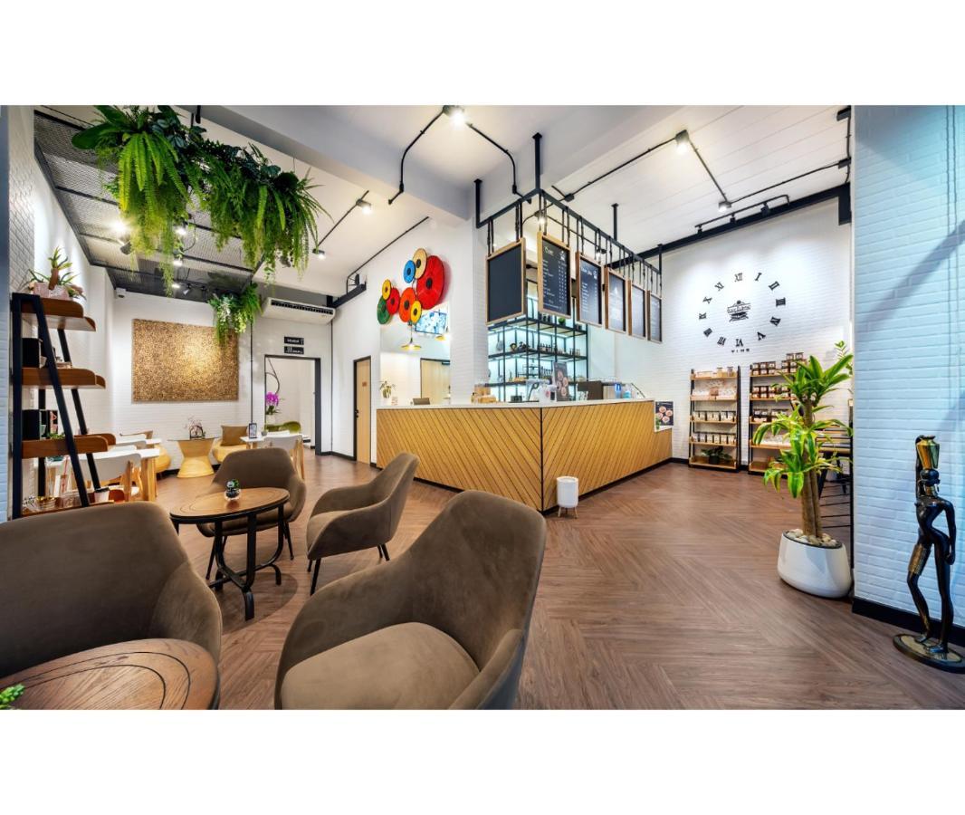 Siam Subway Hostel And Cafe Bangkok Exterior photo
