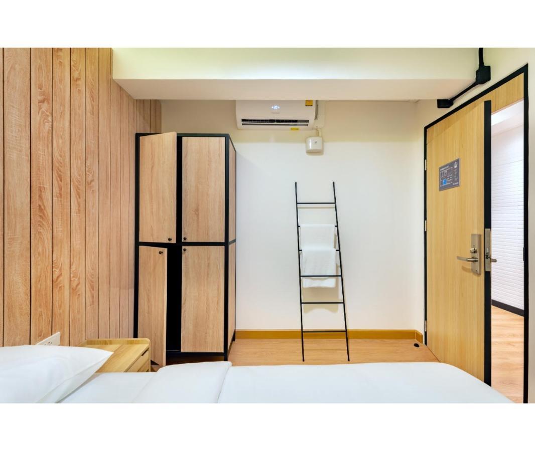 Siam Subway Hostel And Cafe Bangkok Exterior photo