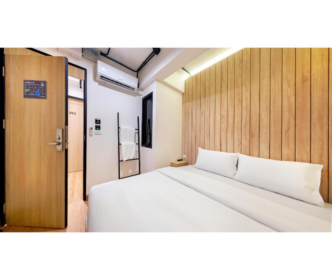 Siam Subway Hostel And Cafe Bangkok Exterior photo