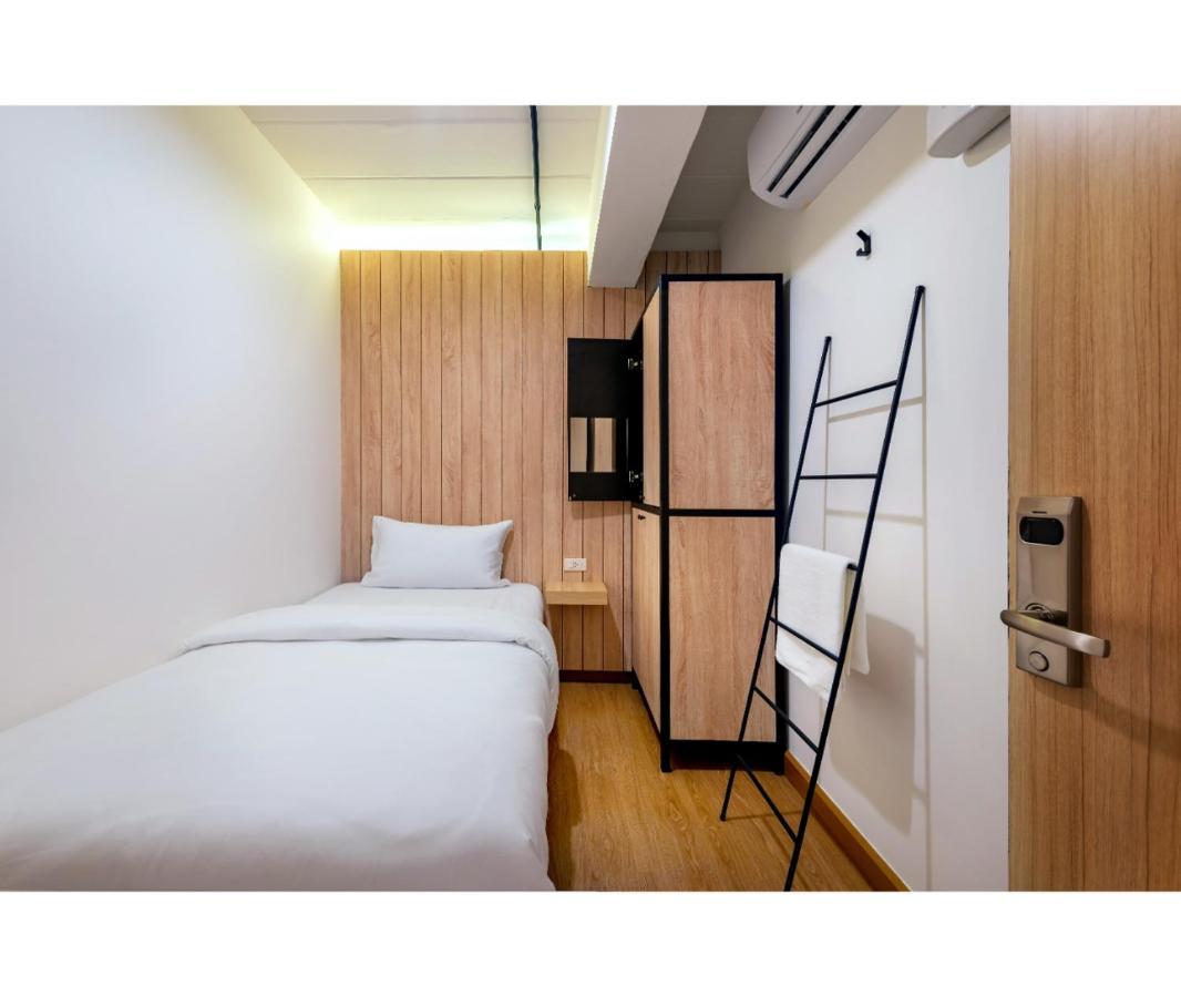 Siam Subway Hostel And Cafe Bangkok Exterior photo
