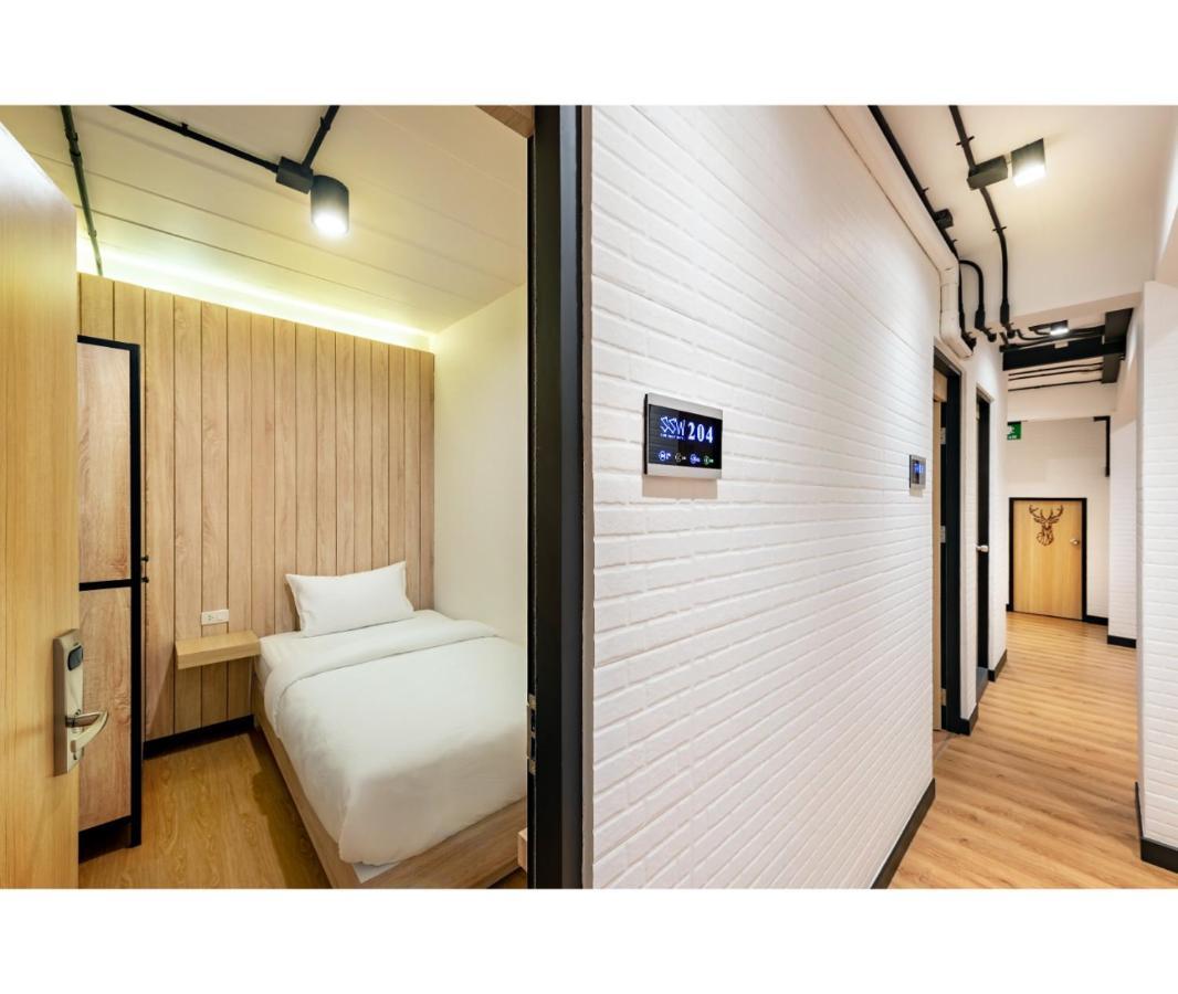 Siam Subway Hostel And Cafe Bangkok Exterior photo